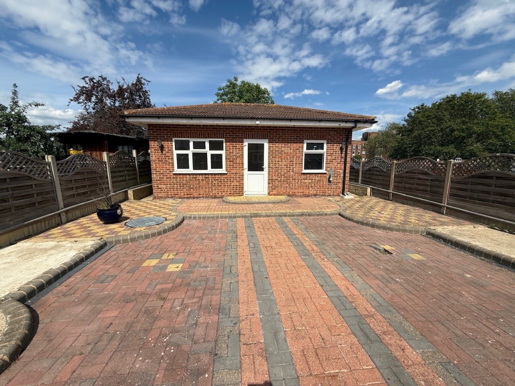 Lot: 166 - HOUSE WITH VERSATILE ACCOMMODATION - Detached garden room